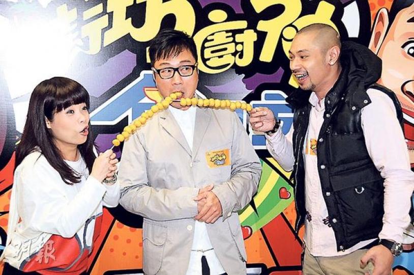 阮小儀與金剛遞上魚蛋,嚇親黎耀祥。(攝影/記者:梁榮達) 阮小儀與金剛遞上魚蛋,嚇親黎耀祥。(攝影/記者:梁榮達)