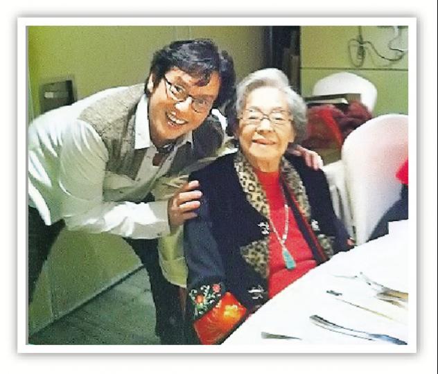 孝順仔阿倫為媽媽舉行壽宴。(微博圖片)阿叻在志偉胸前放壽包,阿倫看見後哈哈大笑。(微博圖片)醉到不省人事的志偉被眾人合力抬起。(微博圖片) 孝順仔阿倫為媽媽舉行壽宴。(微博圖片)阿叻在志偉胸前放壽包,阿倫看見後哈哈大笑。(微博圖片)醉到不省人事的志偉被眾人合力抬起。(微博圖片)