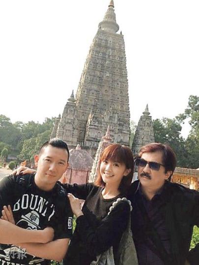 蔡卓妍與父親及杜汶澤結伴旅行。(微博圖片) 蔡卓妍與父親及杜汶澤結伴旅行。(微博圖片)