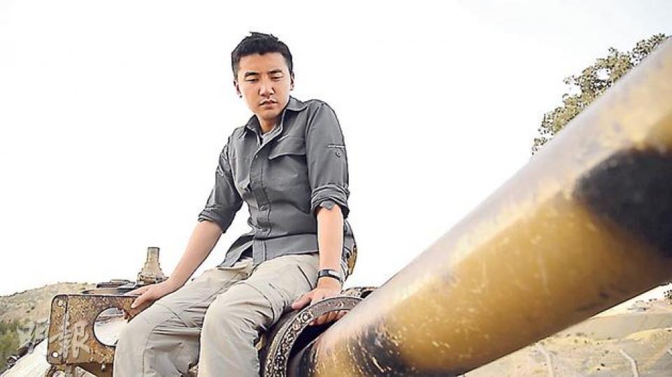 Tony乘坐的坦克車名副其實「車大炮」。(微博圖片)觀眾睇Tony剪頭髮睇足3分鐘。(微博圖片) Tony乘坐的坦克車名副其實「車大炮」。(微博圖片)觀眾睇Tony剪頭髮睇足3分鐘。(微博圖片)
