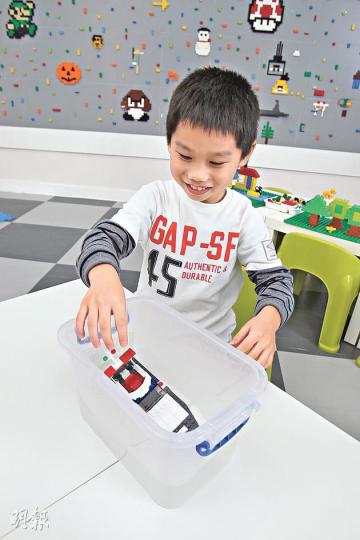 採訪當天,看到4歲半以上的小朋友正在上課,主題是「船與浮力」。導師先拿出一隻由LEGO Basic砌成的船,以「什麼能使船移動?」、「船為何會浮?」等連串引導問題,誘發孩子的好奇心。然後,導師請他們逐一把船放在水上,研究如何放才不會下沉。(林俊源攝)最後是建構時間,小朋友按剛才看過的圖片,再加點創意,利用積木建構出一隻具浮力的LEGO船。經過幾番建構和測試,小朋友們都完成了!(林俊源攝)導師展示不同種類船隻的圖片,如戰船、貨船、客船等。其間有小朋友聯想到早前一宗沉船意外的新聞,激發熱烈討論。(林 採訪當天,看到4歲半以上的小朋友正在上課,主題是「船與浮力」。導師先拿出一隻由LEGO Basic砌成的船,以「什麼能使船移動?」、「船為何會浮?」等連串引導問題,誘發孩子的好奇心。然後,導師請他們逐一把船放在水上,研究如何放才不會下沉。(林俊源攝)最後是建構時間,小朋友按剛才看過的圖片,再加點創意,利用積木建構出一隻具浮力的LEGO船。經過幾番建構和測試,小朋友們都完成了!(林俊源攝)導師展示不同種類船隻的圖片,如戰船、貨船、客船等。其間有小朋友聯想到早前一宗沉船意外的新聞,激發熱烈討論。(林