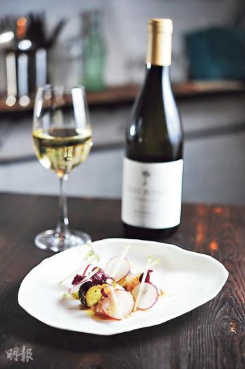 Sauvignon Blanc Section 94, Dog Point, Marlborough, New Zealand 2010（$160/杯）×Scallop ceviche, yuzu dressing, soy, cucumber and apple （$108） 放橡木桶陳上18個月，順滑且酸度高，配以鮮嫩帶子和牛油果puree，更顯葡萄酒的creamy。（S）（葉思雅攝）Cava Agusti Torello Mata-brut Reserva, NV （$88/杯，$430/