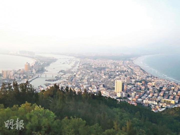 港口鎮兩道彎月形海岸跟函館如出一轍。(水京攝)長長的左灣看不見盡頭。(水京攝)港口大橋是聯繫港口鎮東西兩岸的唯一通道。(水京攝)河上泊滿各式漁船小艇,也有貌似魚排的浮屋。(水京攝)海膽炒飯賣80人民幣(約100港元),分量多得夠4人同吃。(水京攝)最有特色的是這種以膠管「砌」成的漁筏,在河上隨處可見。(水京攝)躺在海百納酒店房牀上便能欣賞日出。(水京攝)海中日落是港口鎮最美麗景色之一。(水京攝)酒店房間有落地觀景玻璃窗。(水京攝)(明報製圖) 港口鎮兩道彎月形海岸跟函館如出一轍。(水京攝)長長的左灣看不見盡頭。(水京攝)港口大橋是聯繫港口鎮東西兩岸的唯一通道。(水京攝)河上泊滿各式漁船小艇,也有貌似魚排的浮屋。(水京攝)海膽炒飯賣80人民幣(約100港元),分量多得夠4人同吃。(水京攝)最有特色的是這種以膠管「砌」成的漁筏,在河上隨處可見。(水京攝)躺在海百納酒店房牀上便能欣賞日出。(水京攝)海中日落是港口鎮最美麗景色之一。(水京攝)酒店房間有落地觀景玻璃窗。(水京攝)(明報製圖)