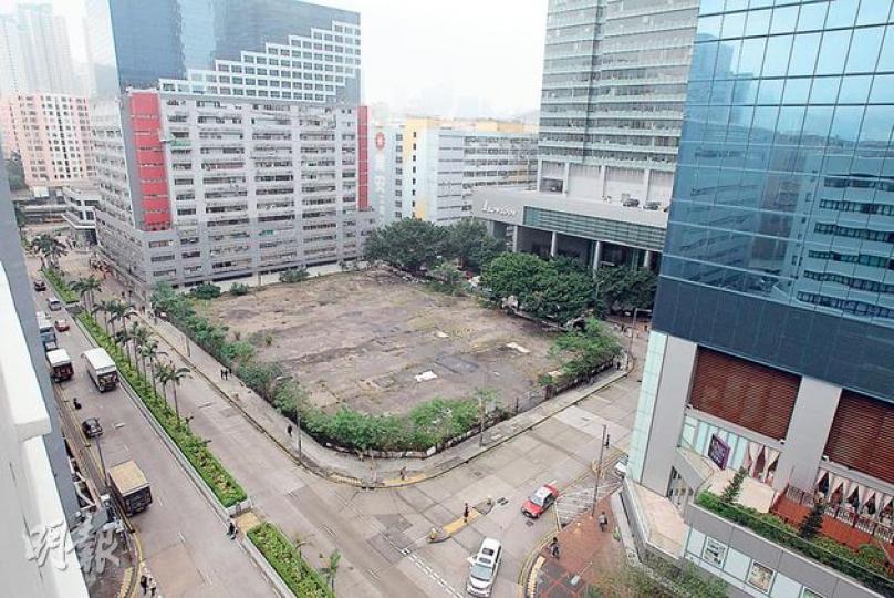 位於九龍灣常悅道、宏泰道、宏遠街交界的一幅商貿地皮,鄰近區內商廈一號九龍,剛以18.18億元,由「牛仔褲大王」劉漢松投得,一舉打敗多家龍頭發展商。(林俊源攝) 位於九龍灣常悅道、宏泰道、宏遠街交界的一幅商貿地皮,鄰近區內商廈一號九龍,剛以18.18億元,由「牛仔褲大王」劉漢松投得,一舉打敗多家龍頭發展商。(林俊源攝)