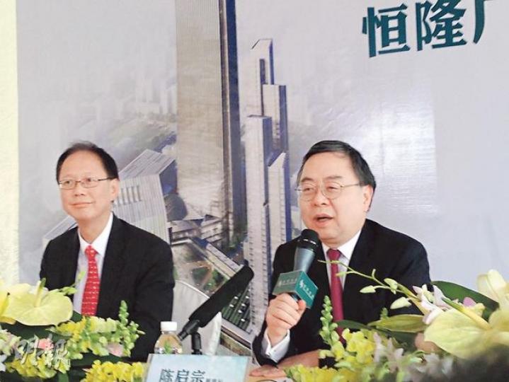 恒隆董事長陳啟宗(右)出席昆明項目動土儀式。他說,前一晚在北京氣溫2度,到昆明是22度, 就知道自己投資選對了城市。旁為恒隆董事總經理陳南祿。(高志堅攝) 恒隆董事長陳啟宗(右)出席昆明項目動土儀式。他說,前一晚在北京氣溫2度,到昆明是22度, 就知道自己投資選對了城市。旁為恒隆董事總經理陳南祿。(高志堅攝)