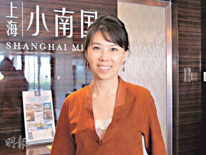 小南國董事長王慧敏表示,新推出的中端品牌「南小館」在香港獲得認同,集團將加快其在中港兩地的開店步伐。(李萌攝) 小南國董事長王慧敏表示,新推出的中端品牌「南小館」在香港獲得認同,集團將加快其在中港兩地的開店步伐。(李萌攝)