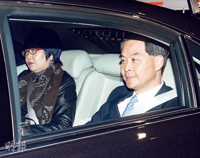 特首梁振英(右)昨晚7點左右離開特首辦,未有再就大宅僭建一事發言。左為新聞統籌專員鄧惠鈞。(鄧宗弘攝)一貫從容面對傳媒的政務司長林鄭月娥,昨日面對記者追訪時,一度顯得有點狼狽失措。她表示,對梁宅圍封僭建地庫的磚牆僅「止於」知悉,並沒有「介入和干預」屋宇署的執法工作。(李澤彤攝)正處於僭建風暴「風眼」的屋宇署,署長區載佳連日拒絕受訪,只透過發言人回覆,梁宅圍封僭建地庫的「磚牆」是否僭建物,仍需進一步資料才能確定。(盧翊銘攝) 特首梁振英(右)昨晚7點左右離開特首辦,未有再就大宅僭建一事發言。左為新聞統籌專員鄧惠鈞。(鄧宗弘攝)一貫從容面對傳媒的政務司長林鄭月娥,昨日面對記者追訪時,一度顯得有點狼狽失措。她表示,對梁宅圍封僭建地庫的磚牆僅「止於」知悉,並沒有「介入和干預」屋宇署的執法工作。(李澤彤攝)正處於僭建風暴「風眼」的屋宇署,署長區載佳連日拒絕受訪,只透過發言人回覆,梁宅圍封僭建地庫的「磚牆」是否僭建物,仍需進一步資料才能確定。(盧翊銘攝)