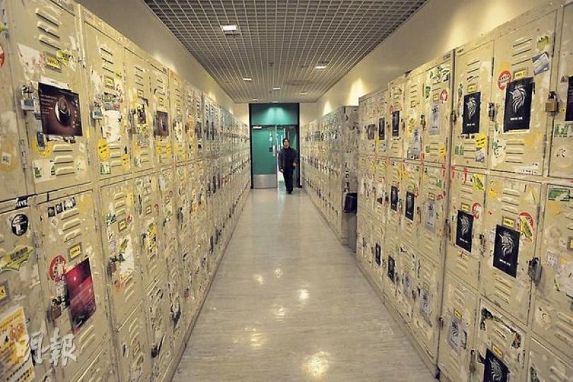 科技大學學術大樓走廊借給學生使用的儲物櫃過去10天已3次遭爆竊。記者見上址有很多死角是閉路電視鏡頭無法覆蓋的,而儲物櫃不單殘舊,讓學生扣鎖的「金屬孔」亦嫌太小,難使用更堅固的鎖頭。(樊銳昌攝)就讀商科三年級的朱同學表示,過去3年未聞學校遇竊,但確有不少同學把手提電腦等財物放在儲物櫃內。日後她不會再把貴重物品放在櫃中,亦會提醒同學小心。(樊銳昌攝) 科技大學學術大樓走廊借給學生使用的儲物櫃過去10天已3次遭爆竊。記者見上址有很多死角是閉路電視鏡頭無法覆蓋的,而儲物櫃不單殘舊,讓學生扣鎖的「金屬孔」亦嫌太小,難使用更堅固的鎖頭。(樊銳昌攝)就讀商科三年級的朱同學表示,過去3年未聞學校遇竊,但確有不少同學把手提電腦等財物放在儲物櫃內。日後她不會再把貴重物品放在櫃中,亦會提醒同學小心。(樊銳昌攝)