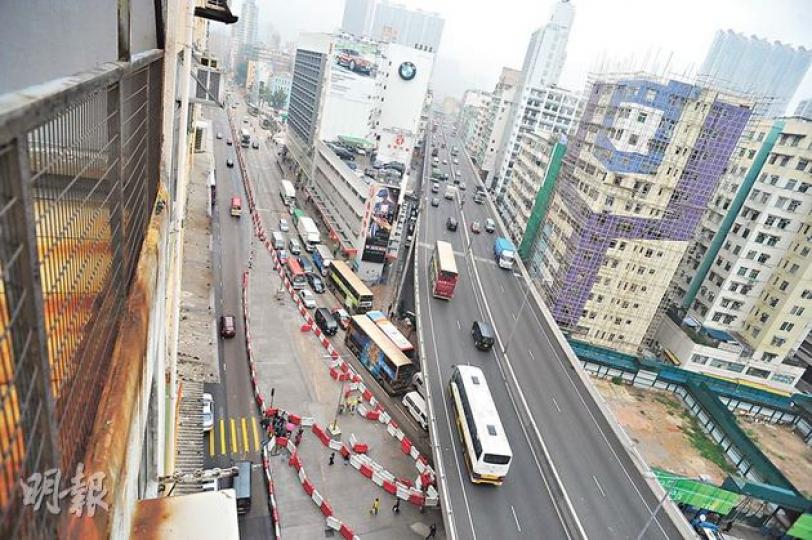 港鐵沙中線馬頭圍站地底工程期間,馬頭圍道部分路段將會封閉。圖左為受影響的近浙江街一段,已放好水馬,方便封路。圖右為東九龍走廊。(劉焌陶攝) 港鐵沙中線馬頭圍站地底工程期間,馬頭圍道部分路段將會封閉。圖左為受影響的近浙江街一段,已放好水馬,方便封路。圖右為東九龍走廊。(劉焌陶攝)
