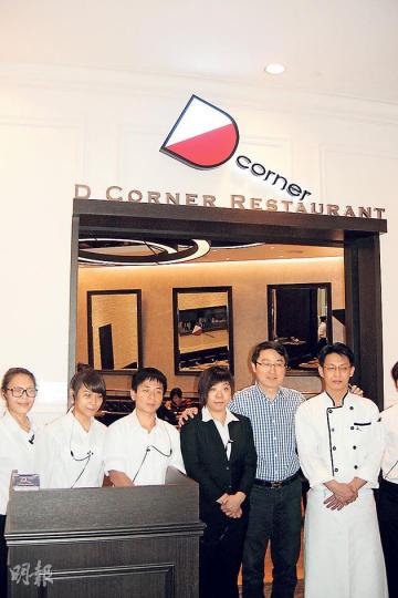 蘭桂坊西餐廳「D Corner」首間分店選址油塘「大本型」,老闆劉先生(右二)透露開業約一周,營業額已上升一倍。(林景輝攝) 蘭桂坊西餐廳「D Corner」首間分店選址油塘「大本型」,老闆劉先生(右二)透露開業約一周,營業額已上升一倍。(林景輝攝)