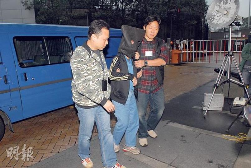 警方昨拘捕一名的士司機(圖)及一名涉嫌與他勾結的跌打中醫師,懷疑的士司機過去9年自製輕微交通意外後訛稱頸痛或頭痛,騙取多達1480天的病假紙,並藉此向保險公司騙得50萬元賠償。(伍浦鋒攝) 警方昨拘捕一名的士司機(圖)及一名涉嫌與他勾結的跌打中醫師,懷疑的士司機過去9年自製輕微交通意外後訛稱頸痛或頭痛,騙取多達1480天的病假紙,並藉此向保險公司騙得50萬元賠償。(伍浦鋒攝)
