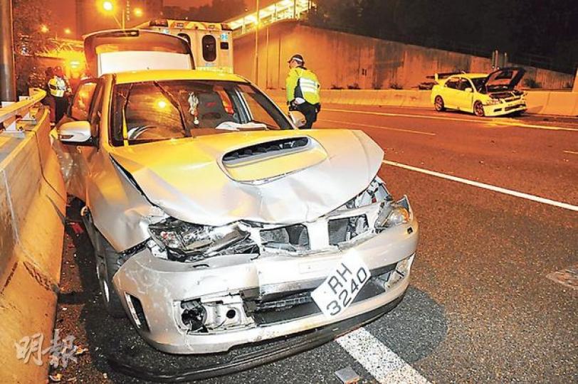 呈祥道西行近盈暉臺昨發生兩車相撞意外,左方的「掃把佬」辣車與另一邊的三菱跑車(右)都撞至車頭嚴重損毁,幸傷者傷勢不重。(蔡方山攝) 呈祥道西行近盈暉臺昨發生兩車相撞意外,左方的「掃把佬」辣車與另一邊的三菱跑車(右)都撞至車頭嚴重損毁,幸傷者傷勢不重。(蔡方山攝)