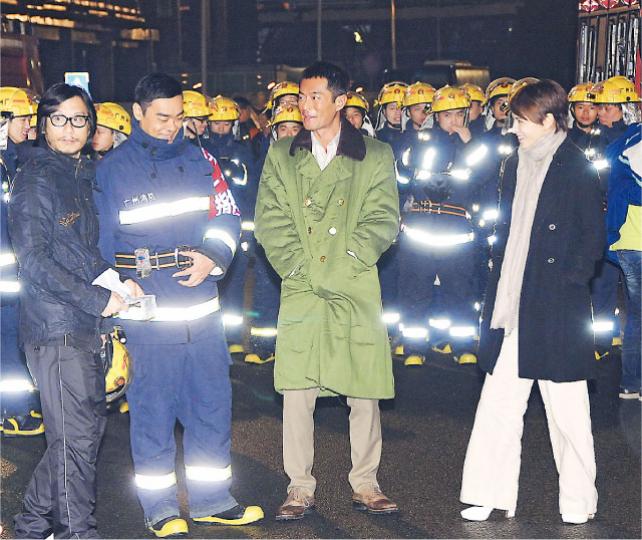 前晚導演彭順率領出爐金馬影帝劉青雲、古天樂、李心潔在廣州拍攝3D災難片《逃出生天》。(攝影/記者﹕林祖傑)李心潔大讚身旁的古天樂及青雲對她非常照顧。(攝影/記者﹕林祖傑)電影在廣州金融區封街5晚,並召來15輛消防車及60名真正消防員協助拍攝,認真大陣仗。(攝影/記者﹕林祖傑)現場有過百臨時演員,有部分扮演救護人員。(攝影/記者﹕林祖傑) 前晚導演彭順率領出爐金馬影帝劉青雲、古天樂、李心潔在廣州拍攝3D災難片《逃出生天》。(攝影/記者﹕林祖傑)李心潔大讚身旁的古天樂及青雲對她非常照顧。(攝影/記者﹕林祖傑)電影在廣州金融區封街5晚,並召來15輛消防車及60名真正消防員協助拍攝,認真大陣仗。(攝影/記者﹕林祖傑)現場有過百臨時演員,有部分扮演救護人員。(攝影/記者﹕林祖傑)