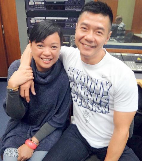 感染愛滋病22年的Joey Bugo(右)決心以自己陽光健碩的外表,糾正港人心目中愛滋病感染者瀕死的形象。左為其表妹Zoe Vieira。(曾安迪攝) 感染愛滋病22年的Joey Bugo(右)決心以自己陽光健碩的外表,糾正港人心目中愛滋病感染者瀕死的形象。左為其表妹Zoe Vieira。(曾安迪攝)