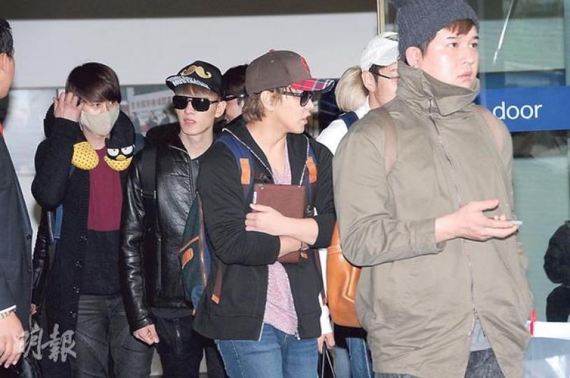 Super Junior成員圭賢(左起)、銀赫、東海、神童抵港大受歡迎。(攝影/記者﹕孫華中、鍾偉茵)宋承憲親切友善,除下眼鏡笑容滿臉跟粉絲打招呼。(攝影/記者﹕孫華中、鍾偉茵)崔智友坐完飛機顯得一臉倦容。(攝影/記者﹕孫華中、鍾偉茵)鄭雨盛一身斯文Look抵港,施迷人笑容勁冧粉絲。(攝影/記者﹕孫華中、鍾偉茵)SHINee成員泰民(左)及鐘鉉(右)黑面對待熱情粉絲。(攝影/記者﹕孫華中、鍾偉茵) Super Junior成員圭賢(左起)、銀赫、東海、神童抵港大受歡迎。(攝影/記者﹕孫華中、鍾偉茵)宋承憲親切友善,除下眼鏡笑容滿臉跟粉絲打招呼。(攝影/記者﹕孫華中、鍾偉茵)崔智友坐完飛機顯得一臉倦容。(攝影/記者﹕孫華中、鍾偉茵)鄭雨盛一身斯文Look抵港,施迷人笑容勁冧粉絲。(攝影/記者﹕孫華中、鍾偉茵)SHINee成員泰民(左)及鐘鉉(右)黑面對待熱情粉絲。(攝影/記者﹕孫華中、鍾偉茵)