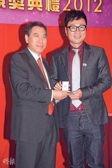 黎耀祥在李寶安手上接過「10年金牌」,他希望未來10年多奪視帝寶座。(攝影/記者:陳釗)胡定欣獲無綫頒發「10年金牌」,高層曾勵珍現身打氣。(攝影/記者:陳釗)劉江服務了無綫30年,他剛續新約,未來繼續為公司效力。(攝影/記者:陳釗) 黎耀祥在李寶安手上接過「10年金牌」,他希望未來10年多奪視帝寶座。(攝影/記者:陳釗)胡定欣獲無綫頒發「10年金牌」,高層曾勵珍現身打氣。(攝影/記者:陳釗)劉江服務了無綫30年,他剛續新約,未來繼續為公司效力。(攝影/記者:陳釗)