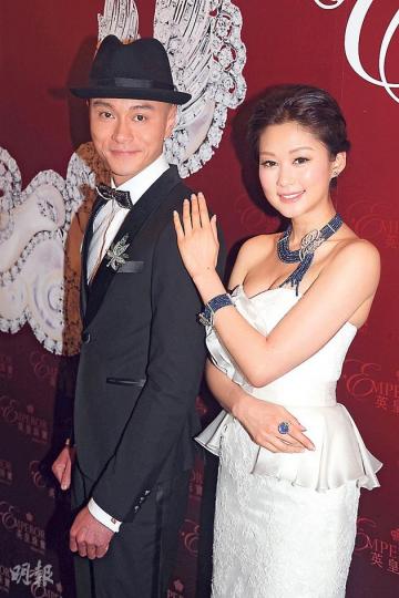 黃浩然與岑麗香戴上名貴鑽飾,兼擺出型男索女甫士。(攝影/記者:陳釗) 黃浩然與岑麗香戴上名貴鑽飾,兼擺出型男索女甫士。(攝影/記者:陳釗)
