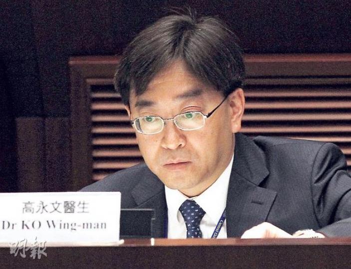 食物及衛生局長高永文(圖)指出,不同私家醫院應以同樣準則通報事故,故未來一年檢討呈報機制時,會加強透明度。(李紹昌攝) 食物及衛生局長高永文(圖)指出,不同私家醫院應以同樣準則通報事故,故未來一年檢討呈報機制時,會加強透明度。(李紹昌攝)