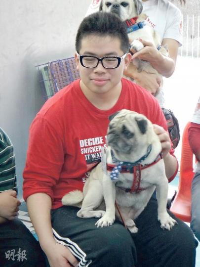 有機構引入動物治療助隱蔽青年重返社會,參與計劃的19歲隱青阿基,中一輟學後躲藏家中打機多年,不願外出,經社工轉介下參加計劃,透過照顧小狗發發,與動物及友伴溝通的能力大增。(曾安迪攝) 有機構引入動物治療助隱蔽青年重返社會,參與計劃的19歲隱青阿基,中一輟學後躲藏家中打機多年,不願外出,經社工轉介下參加計劃,透過照顧小狗發發,與動物及友伴溝通的能力大增。(曾安迪攝)