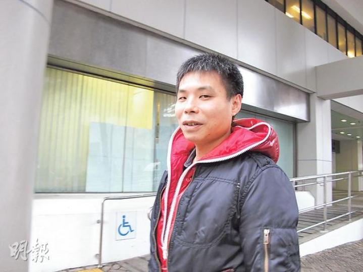 拖車司機關仲華違規駕拖車把吊臂車拖到涉事斜路,最終發生奪命意外,他因沒遵守交通標示被判罰款2000元。(余卓善攝) 拖車司機關仲華違規駕拖車把吊臂車拖到涉事斜路,最終發生奪命意外,他因沒遵守交通標示被判罰款2000元。(余卓善攝)