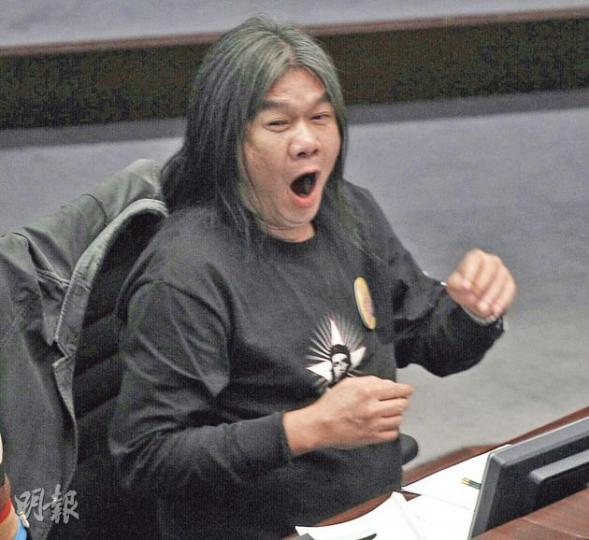 財委會昨繼續審議長者生活津貼撥款,社民連梁國雄(圖)昨臨時向財委會提交200項動議,昨財委會最終亦未能就撥款表決,仍有110多項動議尚待表決。(李紹昌攝)昨日梁國雄在財委會臨時再提出200項動議,田北辰(左)聞言即激動反對,並與財會主席張宇仁爭執,最後更離場以示抗議。(李紹昌攝)曾入稟高等法院阻止領匯上市的盧少蘭婆婆(前右一),昨趁財委會審議長者生活津貼撥款,在立法會門外示威,要求政府盡快推行全民退休保障。(李紹昌攝) 財委會昨繼續審議長者生活津貼撥款,社民連梁國雄(圖)昨臨時向財委會提交200項動議,昨財委會最終亦未能就撥款表決,仍有110多項動議尚待表決。(李紹昌攝)昨日梁國雄在財委會臨時再提出200項動議,田北辰(左)聞言即激動反對,並與財會主席張宇仁爭執,最後更離場以示抗議。(李紹昌攝)曾入稟高等法院阻止領匯上市的盧少蘭婆婆(前右一),昨趁財委會審議長者生活津貼撥款,在立法會門外示威,要求政府盡快推行全民退休保障。(李紹昌攝)
