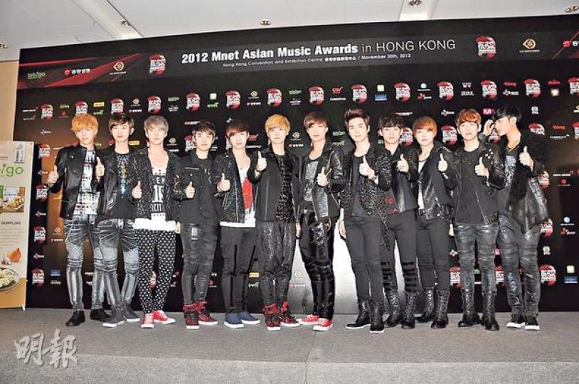 EXO-M與EXO-K以12人陣容到場,陣容鼎盛。(攝影:林祖傑、鍾偉茵)Adam Lambert形容閃光燈就如咖啡一樣令人醒神。(攝影:林祖傑、鍾偉茵) EXO-M與EXO-K以12人陣容到場,陣容鼎盛。(攝影:林祖傑、鍾偉茵)Adam Lambert形容閃光燈就如咖啡一樣令人醒神。(攝影:林祖傑、鍾偉茵)