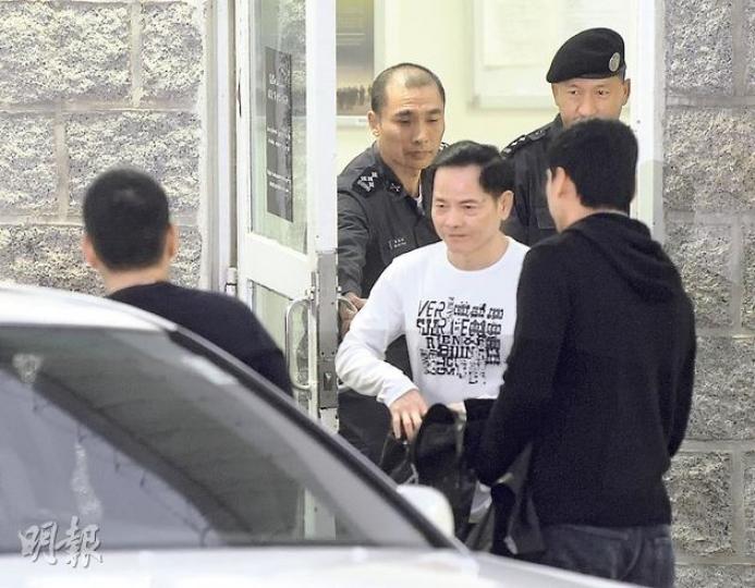 坐了逾13年牢的澳門黑幫頭目尹國駒昨晨刑滿出嶽,身穿長袖白T恤的他步出監獄「重見天日」時面露微笑,但未有停下或回應在場逾半百記者的提問便上車離開。(余俊亮攝)13年的牢獄生涯後,一度叱咤澳門的尹國駒昨出獄時明顯蒼老不少,額上有明顯的「火車軌」,其後面對傳媒的提問,亦再無昔日霸氣。(余俊亮攝)尹國駒的胞弟尹國雄(前左)昨晨與年逾80歲母親陳麗萍穿過大批傳媒的包圍,進入氹仔的海明灣畔屋苑,探望剛出獄的哥哥。(余俊亮攝) 坐了逾13年牢的澳門黑幫頭目尹國駒昨晨刑滿出嶽,身穿長袖白T恤的他步出監獄「重見天日」時面露微笑,但未有停下或回應在場逾半百記者的提問便上車離開。(余俊亮攝)13年的牢獄生涯後,一度叱咤澳門的尹國駒昨出獄時明顯蒼老不少,額上有明顯的「火車軌」,其後面對傳媒的提問,亦再無昔日霸氣。(余俊亮攝)尹國駒的胞弟尹國雄(前左)昨晨與年逾80歲母親陳麗萍穿過大批傳媒的包圍,進入氹仔的海明灣畔屋苑,探望剛出獄的哥哥。(余俊亮攝)