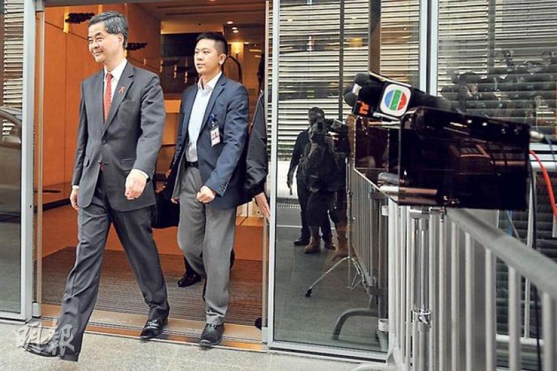 特首梁振英昨乘專機由海南返港,步出機場時未有理會在場等候的傳媒便離去。他早前在海南會見傳媒時表示,「會在適當時候用一個適當的方式再集中解答」其山頂大宅的僭建問題。(葉家豪攝) 特首梁振英昨乘專機由海南返港,步出機場時未有理會在場等候的傳媒便離去。他早前在海南會見傳媒時表示,「會在適當時候用一個適當的方式再集中解答」其山頂大宅的僭建問題。(葉家豪攝)