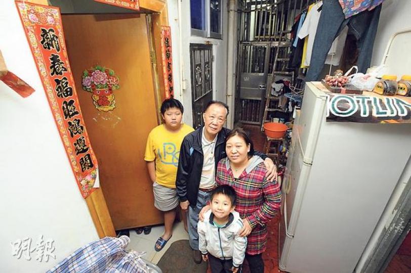 78歲的鍾星(左二)與30餘歲妻子及兩名年幼兒子,同住巷內一房間,鍾叔表示自己早年家境富裕,但數年前生意失敗蝕光家產,故無處可搬,若不獲單位安置,他誓死不遷。(尹錦恩攝)土瓜灣僑裕大樓(左)旁邊的「僭建巷」內數十戶居民,早前被屋宇署入稟要求清拆,現已只剩下6戶12人,留下的都是無力搬遷的居民。(尹錦恩攝) 78歲的鍾星(左二)與30餘歲妻子及兩名年幼兒子,同住巷內一房間,鍾叔表示自己早年家境富裕,但數年前生意失敗蝕光家產,故無處可搬,若不獲單位安置,他誓死不遷。(尹錦恩攝)土瓜灣僑裕大樓(左)旁邊的「僭建巷」內數十戶居民,早前被屋宇署入稟要求清拆,現已只剩下6戶12人,留下的都是無力搬遷的居民。(尹錦恩攝)