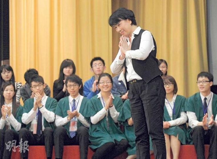 龍應台(站立者)出席港大演講,吸引逾500名市民及學生出席,工業家蔣震、資深傳媒人錢綱、程翔等皆有參與。龍應台寄語年輕人要關心政治,但不等於鬧事,更須懂慎思明辨。(李紹昌攝)龍應台(左)昨在港大演講,其好友林青霞(前中)亦專程到場支持,二人見面即擁抱。(李紹昌攝) 龍應台(站立者)出席港大演講,吸引逾500名市民及學生出席,工業家蔣震、資深傳媒人錢綱、程翔等皆有參與。龍應台寄語年輕人要關心政治,但不等於鬧事,更須懂慎思明辨。(李紹昌攝)龍應台(左)昨在港大演講,其好友林青霞(前中)亦專程到場支持,二人見面即擁抱。(李紹昌攝)