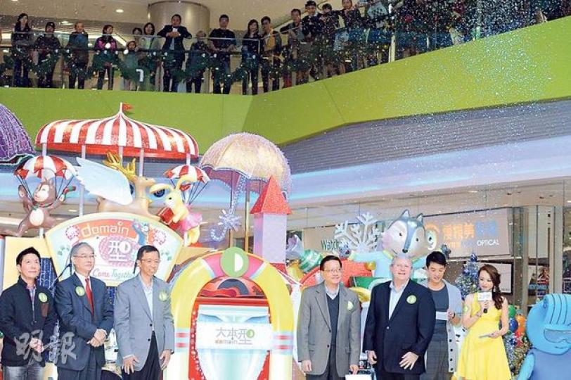 油塘大本型商場昨日正式開幕,留23舖位供小商戶及社企租用。運房局長張炳良(右三)出席典禮,稱商場可望吸引區內10萬居民,是房委會商場變化的里程碑。 (尹錦恩攝) 油塘大本型商場昨日正式開幕,留23舖位供小商戶及社企租用。運房局長張炳良(右三)出席典禮,稱商場可望吸引區內10萬居民,是房委會商場變化的里程碑。 (尹錦恩攝)
