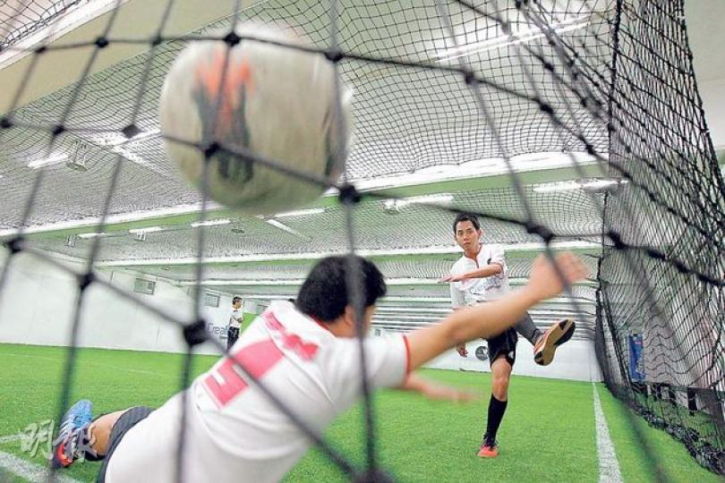 辭去工作的Philip(右)「全職」尋找本港逾100個工廈單位,最終找到位於觀塘的工廈單位興建室內足球場,成功完成創業夢想。圖左為合伙朋友之一的趙潤城(Lester)。(李紹昌攝) 辭去工作的Philip(右)「全職」尋找本港逾100個工廈單位,最終找到位於觀塘的工廈單位興建室內足球場,成功完成創業夢想。圖左為合伙朋友之一的趙潤城(Lester)。(李紹昌攝)