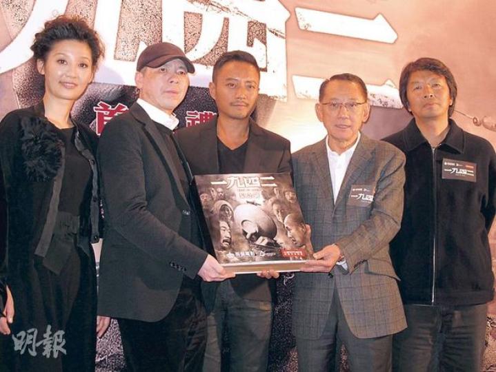 《一九四二》在港首映,老闆楊受成(右二)也來支持內地名導馮小剛(左二)、張涵予(中)、原著作者劉震雲(右一)及徐帆(左一)。(攝影/記者﹕柯美)溫碧霞穿白色連身短裙,真空捧場。(攝影/記者﹕柯美) 《一九四二》在港首映,老闆楊受成(右二)也來支持內地名導馮小剛(左二)、張涵予(中)、原著作者劉震雲(右一)及徐帆(左一)。(攝影/記者﹕柯美)溫碧霞穿白色連身短裙,真空捧場。(攝影/記者﹕柯美)