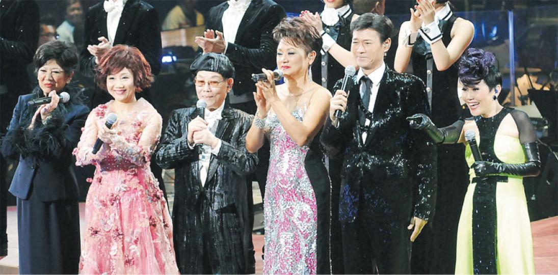 顧嘉煇(左三)欣賞歌手們演繹他的作品後,大讚是值得留念的一晚。(攝影:孫華中)張學友驚喜現身,可惜只唱一首歌,令觀眾大呻未夠喉。(攝影:孫華中)秋官「占士邦」上身玩疊羅漢做21世紀帥氣大俠。(攝影:孫華中)羅嘉良再現舞台獻唱《季節》一曲,令人回味;腹大便便的太太蘇岩也來打氣。(攝影:孫華中) 顧嘉煇(左三)欣賞歌手們演繹他的作品後,大讚是值得留念的一晚。(攝影:孫華中)張學友驚喜現身,可惜只唱一首歌,令觀眾大呻未夠喉。(攝影:孫華中)秋官「占士邦」上身玩疊羅漢做21世紀帥氣大俠。(攝影:孫華中)羅嘉良再現舞台獻唱《季節》一曲,令人回味;腹大便便的太太蘇岩也來打氣。(攝影:孫華中)