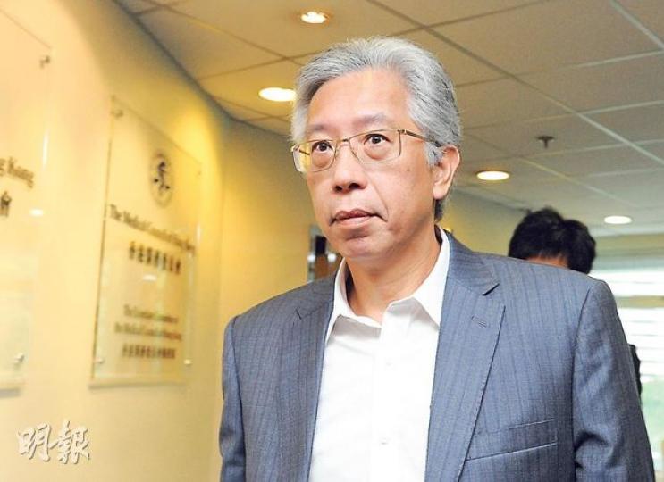 外科醫生孔祥堅錯誤切除病人分泌唾液的頜下腺,醫委會指他解剖學知識不足,裁定他觸犯一項專業失德,刊憲譴責。(尹錦恩攝) 外科醫生孔祥堅錯誤切除病人分泌唾液的頜下腺,醫委會指他解剖學知識不足,裁定他觸犯一項專業失德,刊憲譴責。(尹錦恩攝)