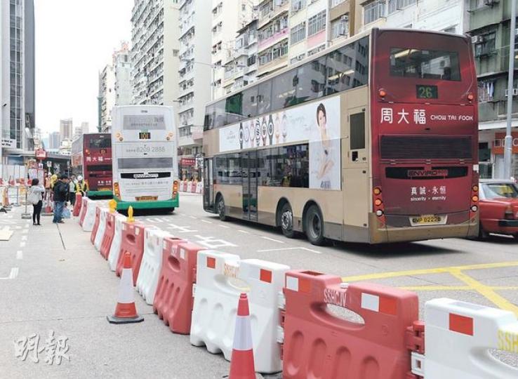 往尖沙嘴及紅磡方向的南行線,其中土瓜灣街市對開,行車線由3條改為2條,但該處有10多條巴士線,若同時有多輛巴士上落客,或造成嚴重擠塞。(盧翊銘攝)(明報製圖) 往尖沙嘴及紅磡方向的南行線,其中土瓜灣街市對開,行車線由3條改為2條,但該處有10多條巴士線,若同時有多輛巴士上落客,或造成嚴重擠塞。(盧翊銘攝)(明報製圖)