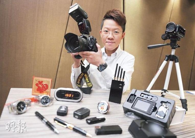 宏智調查總監文顯楠稱,調查期間或有需要在調查對象家中或辦公室安裝竊聽器或微型攝錄機,但亦提醒顧客不能長期倚賴監視來維繫婚姻。(盧翊銘攝) 宏智調查總監文顯楠稱,調查期間或有需要在調查對象家中或辦公室安裝竊聽器或微型攝錄機,但亦提醒顧客不能長期倚賴監視來維繫婚姻。(盧翊銘攝)