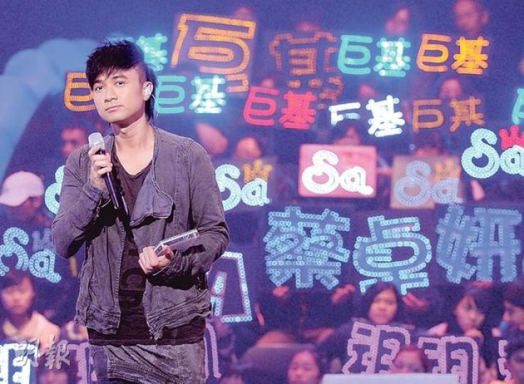 古巨基雖未能躋身《叱咤》5強,但無綫又怎會缺他得獎?(攝影﹕鍾偉茵)崔建邦特地為林峯保管獎座,可見林峯得寵程度了。(攝影﹕鍾偉茵) 古巨基雖未能躋身《叱咤》5強,但無綫又怎會缺他得獎?(攝影﹕鍾偉茵)崔建邦特地為林峯保管獎座,可見林峯得寵程度了。(攝影﹕鍾偉茵)