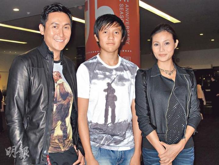馬德鐘一家三口欣賞小提琴演奏會。(攝影/記者:李潔盈、孫慧莊)特首梁振英夫婦捧場姚珏的個人演奏會。(攝影/記者:李潔盈、孫慧莊) 馬德鐘一家三口欣賞小提琴演奏會。(攝影/記者:李潔盈、孫慧莊)特首梁振英夫婦捧場姚珏的個人演奏會。(攝影/記者:李潔盈、孫慧莊)