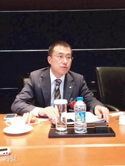 華為終端手機產品線總裁何剛說,不會因為外國政府的調查,而打亂集團手機銷售策略。(岑梽豪攝) 華為終端手機產品線總裁何剛說,不會因為外國政府的調查,而打亂集團手機銷售策略。(岑梽豪攝)