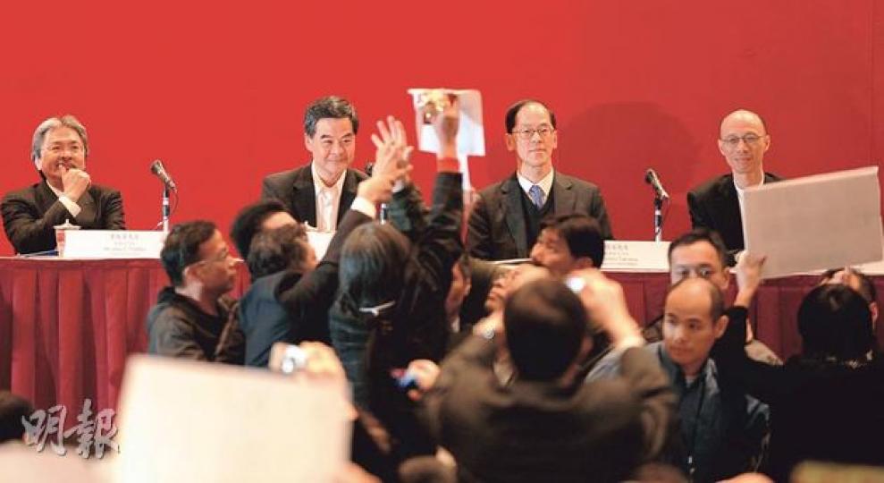 財政司長曾俊華(左起)、特首梁振英、民政事務局長曾德成和環境局長黃錦星昨在九龍灣一同出席《施政報告》地區諮詢會,社民連梁國雄在諮詢會開始前,高舉「鵪鶉獎座」(背鏡頭持金色獎盃者)向梁示威,批評陷入僭建風波的梁振英砌詞狡辯一流,訛稱開誠布公。(盧翊銘攝)民主黨多名成員昨高舉梁振英「聖誕快落台」的標語,又斥他隱瞞住宅僭建問題欺騙市民。(鄧宗弘攝) 財政司長曾俊華(左起)、特首梁振英、民政事務局長曾德成和環境局長黃錦星昨在九龍灣一同出席《施政報告》地區諮詢會,社民連梁國雄在諮詢會開始前,高舉「鵪鶉獎座」(背鏡頭持金色獎盃者)向梁示威,批評陷入僭建風波的梁振英砌詞狡辯一流,訛稱開誠布公。(盧翊銘攝)民主黨多名成員昨高舉梁振英「聖誕快落台」的標語,又斥他隱瞞住宅僭建問題欺騙市民。(鄧宗弘攝)