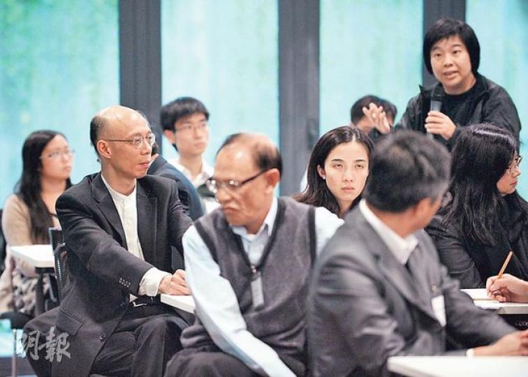 環境局長黃錦星(左一)、副局長陸恭蕙等官員,昨邀請環團代表等近百人召開處理廢物會議,黃錦星稱會上意見正面。(盧翊銘攝) 環境局長黃錦星(左一)、副局長陸恭蕙等官員,昨邀請環團代表等近百人召開處理廢物會議,黃錦星稱會上意見正面。(盧翊銘攝)