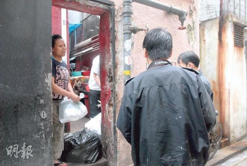愛護動物協會人員(黑衣男)昨重返深水埗南昌街後巷殺貓案現場蒐集證據,其間向附近商店職員做問卷調查,詢問有否發現可疑人物。(鍾炳然攝)記者在揭發殺貓案的深水埗南昌街後巷,發現另一隻受傷流浪貓。(鍾炳然攝) 愛護動物協會人員(黑衣男)昨重返深水埗南昌街後巷殺貓案現場蒐集證據,其間向附近商店職員做問卷調查,詢問有否發現可疑人物。(鍾炳然攝)記者在揭發殺貓案的深水埗南昌街後巷,發現另一隻受傷流浪貓。(鍾炳然攝)