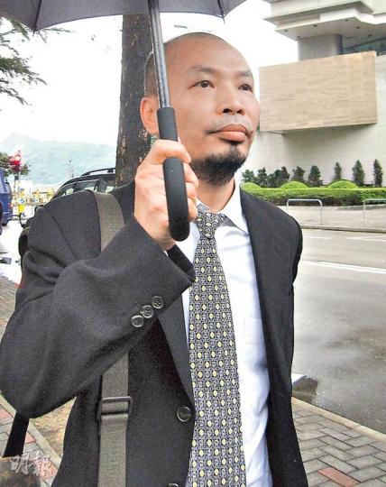 廣州市政協方麒驊被裁定種票罪名不成立後,立即展露微笑,離開東區裁判法院時拋下一句:「法律是公正的。」(陳倢朗攝) 廣州市政協方麒驊被裁定種票罪名不成立後,立即展露微笑,離開東區裁判法院時拋下一句:「法律是公正的。」(陳倢朗攝)