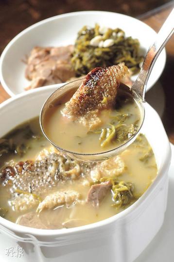 西洋菜陳腎煲生魚湯 - 未必每樣食材都適合煲老火湯,如菠菜容易煲爛,宜滾不宜煲;西洋菜較耐火,可用作煲湯。($78/位,A)(陳淑安、葉思雅攝) 西洋菜陳腎煲生魚湯 - 未必每樣食材都適合煲老火湯,如菠菜容易煲爛,宜滾不宜煲;西洋菜較耐火,可用作煲湯。($78/位,A)(陳淑安、葉思雅攝)