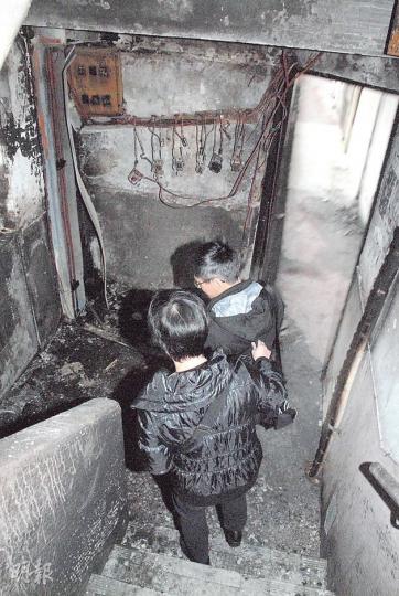 林先生夫婦所住劏房屬管理較差的豉油街一邊,他稱晚上出入梯間亦要以手機照明,昨日再經過起火的3樓梯間時,猶有餘悸。(雲錦鋒攝)居於豉油街一邊的洪婆婆,在大廈住了逾30年,擔心說「幾十歲人,火警後的維修不知道怎麼辦」,只好交由兒子安排。(雲錦鋒攝) 林先生夫婦所住劏房屬管理較差的豉油街一邊,他稱晚上出入梯間亦要以手機照明,昨日再經過起火的3樓梯間時,猶有餘悸。(雲錦鋒攝)居於豉油街一邊的洪婆婆,在大廈住了逾30年,擔心說「幾十歲人,火警後的維修不知道怎麼辦」,只好交由兒子安排。(雲錦鋒攝)