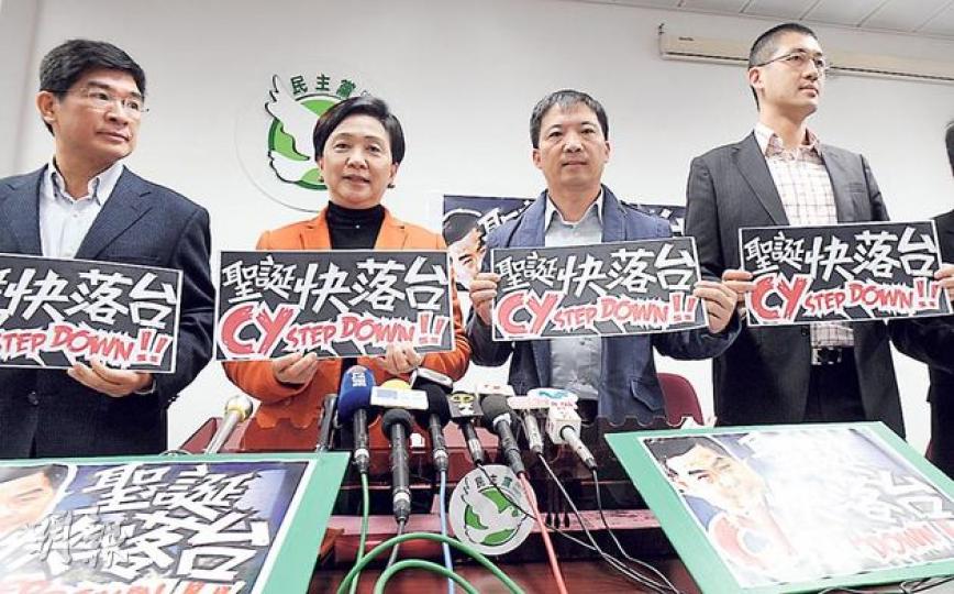 民主黨搶先在下周三提不信任動議,並於周日搞遊行促梁振英下台,但對梁國雄提的彈劾議案,暫持觀望態度。左起立法會議員單仲偕、劉慧卿、胡志偉,以及民主黨總幹事林卓廷。(劉焌陶攝) 民主黨搶先在下周三提不信任動議,並於周日搞遊行促梁振英下台,但對梁國雄提的彈劾議案,暫持觀望態度。左起立法會議員單仲偕、劉慧卿、胡志偉,以及民主黨總幹事林卓廷。(劉焌陶攝)
