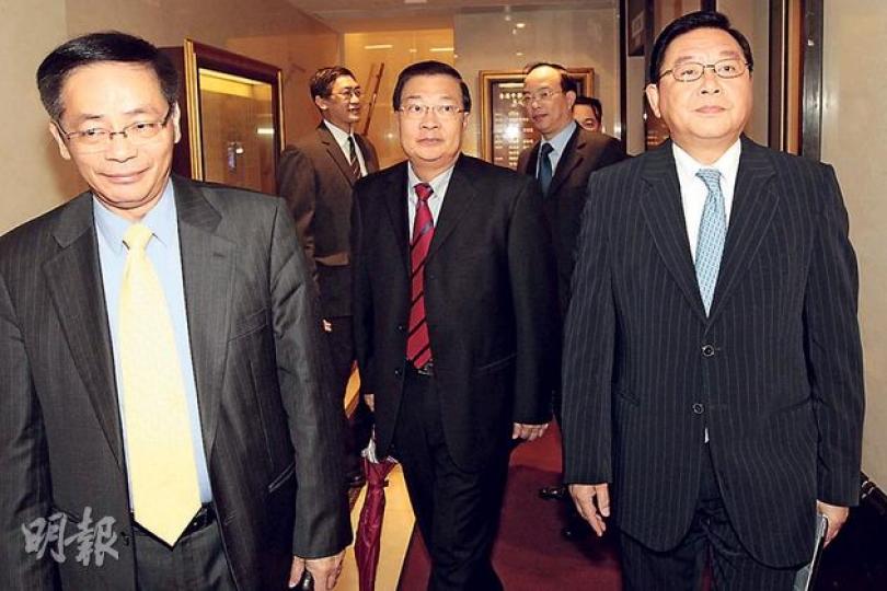 統籌今次建制派飯局的民建聯譚耀宗(中)稱,會上有不少議員促梁振英盡快公開交代僭建,並對梁將中策組「變質」表示不滿。左為民建聯葉國謙,右為經民聯林健鋒。(郭慶輝攝) 統籌今次建制派飯局的民建聯譚耀宗(中)稱,會上有不少議員促梁振英盡快公開交代僭建,並對梁將中策組「變質」表示不滿。左為民建聯葉國謙,右為經民聯林健鋒。(郭慶輝攝)