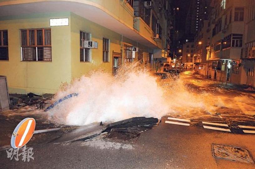 西灣河太富街昨凌晨爆水管,路牌倒下,附近共3萬多平方呎範圍頓成澤國,洪水一度淹至電車路。(蔡方山攝)西灣河爆水管期間,一度水深及膝,小巴亦拋錨。(蔡方山攝) 西灣河太富街昨凌晨爆水管,路牌倒下,附近共3萬多平方呎範圍頓成澤國,洪水一度淹至電車路。(蔡方山攝)西灣河爆水管期間,一度水深及膝,小巴亦拋錨。(蔡方山攝)