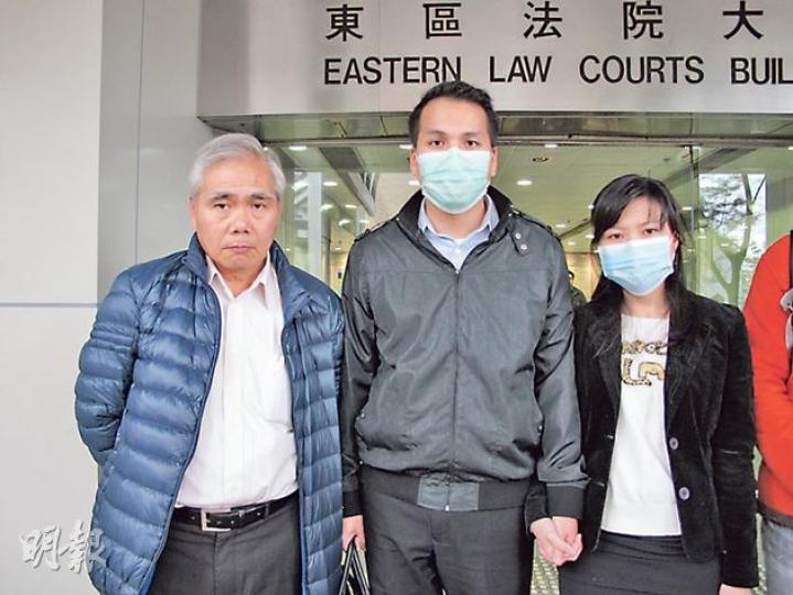 死者梁綺媚被裁定死於自然,其女兒范婉茵(右)表示尊重裁決,但堅持浸會醫院及主診醫生的安排有改善空間。圖左起為梁綺媚的丈夫及女婿。(余卓善攝) 死者梁綺媚被裁定死於自然,其女兒范婉茵(右)表示尊重裁決,但堅持浸會醫院及主診醫生的安排有改善空間。圖左起為梁綺媚的丈夫及女婿。(余卓善攝)